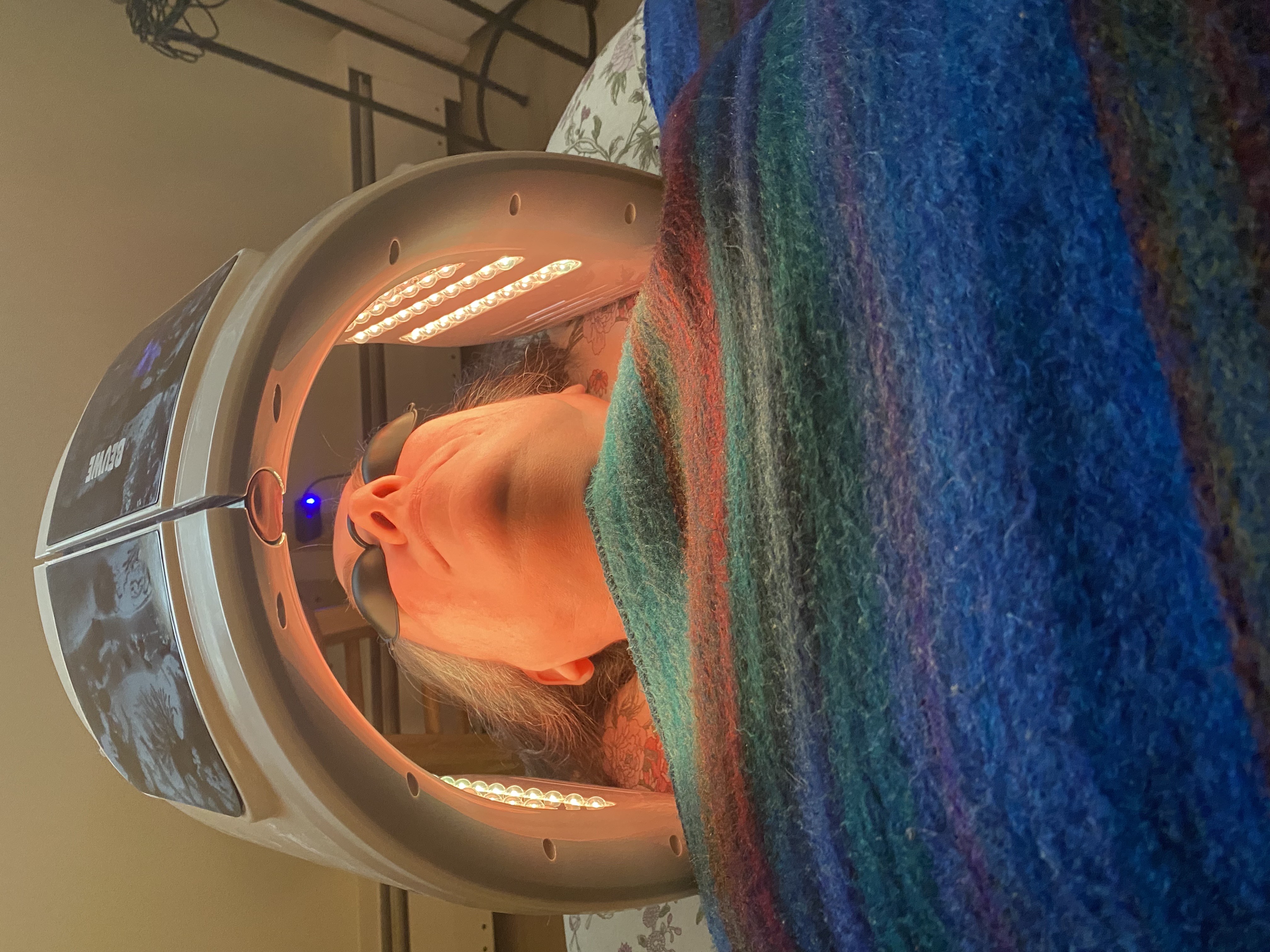 Red light therapy device